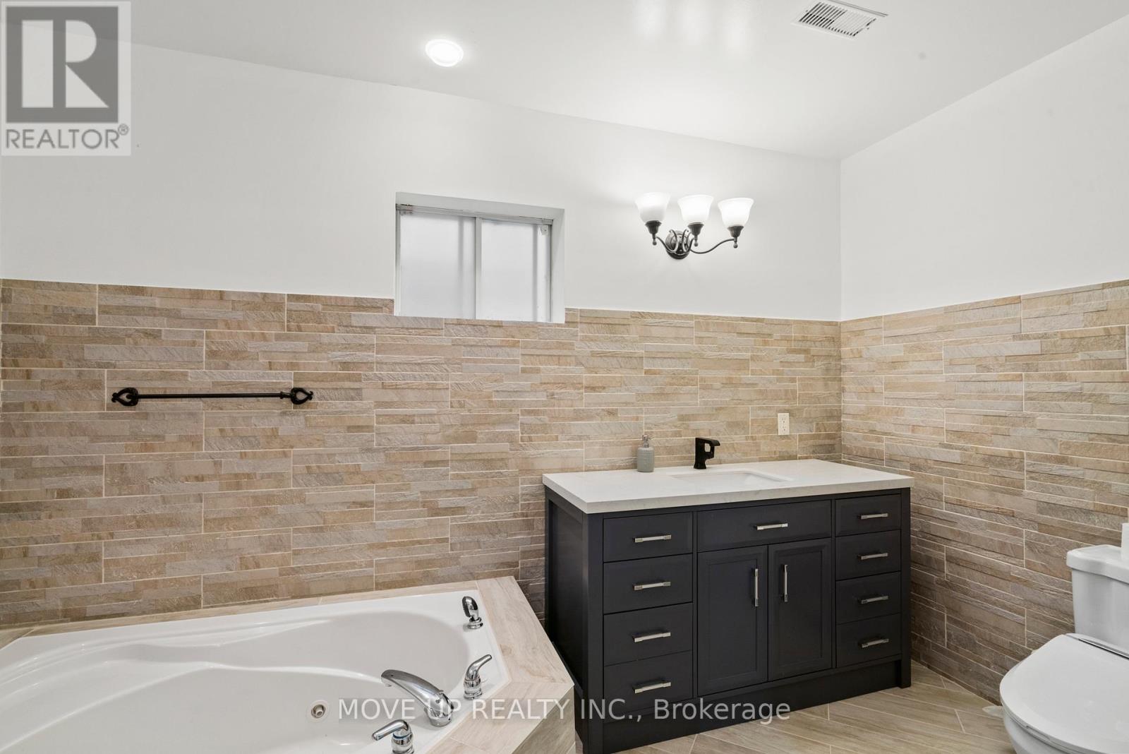 21 Gaby Court, Richmond Hill, Ontario  L4C 8X1 - Photo 37 - N12737600