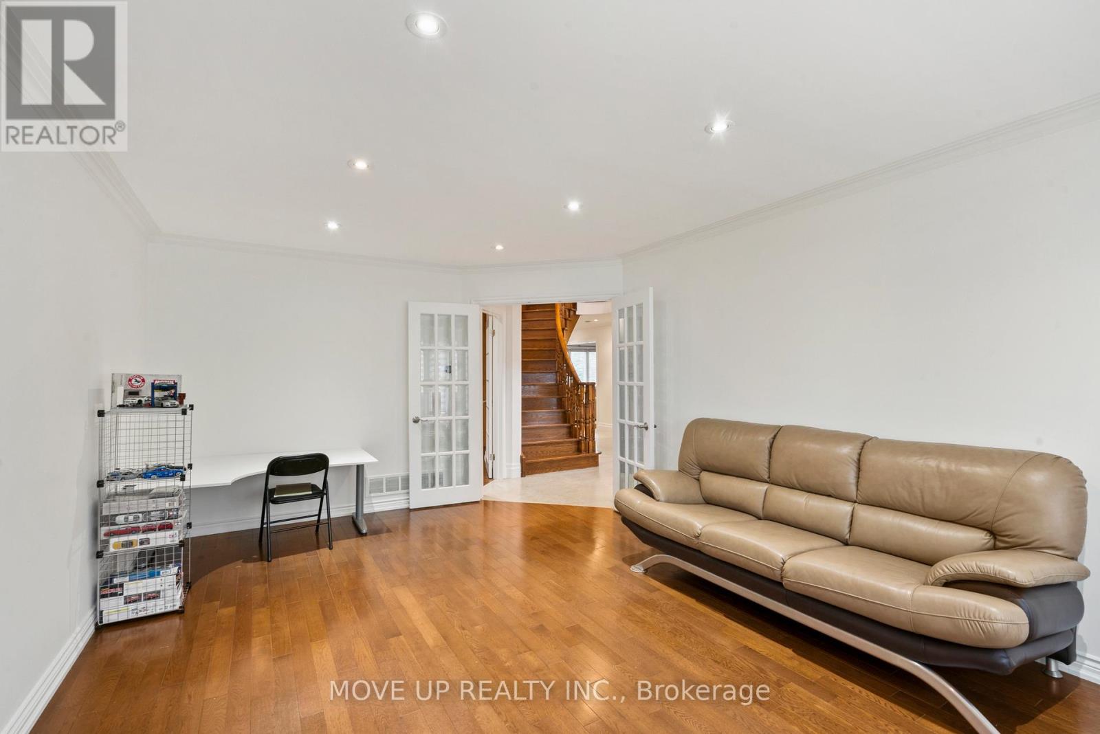 21 Gaby Court, Richmond Hill, Ontario  L4C 8X1 - Photo 7 - N12737600