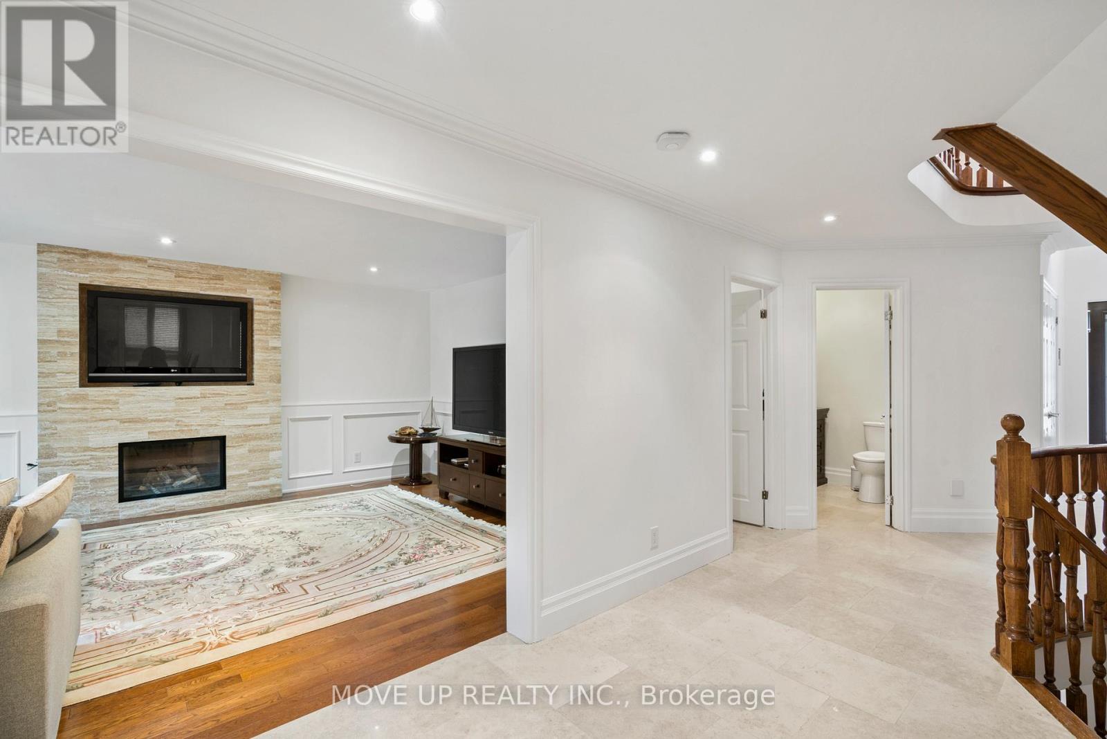 21 Gaby Court, Richmond Hill, Ontario  L4C 8X1 - Photo 9 - N12737600