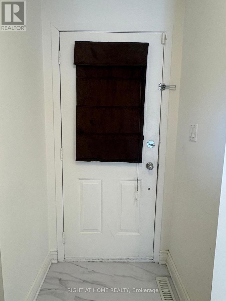 3158 Mccarron Crescent E, Mississauga, Ontario  L5N 3H5 - Photo 2 - W12611250