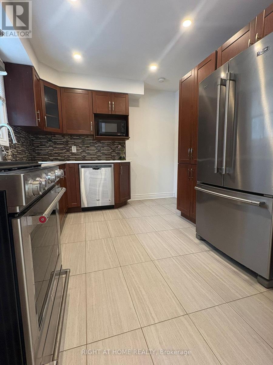 3158 Mccarron Crescent E, Mississauga, Ontario  L5N 3H5 - Photo 9 - W12611250