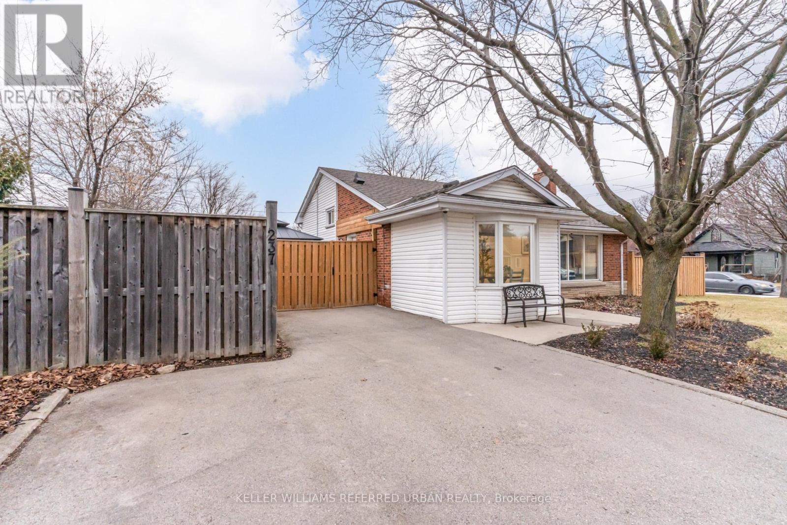 237 Hoover Crescent, Hamilton, Ontario  L9A 3H5 - Photo 5 - X12696386