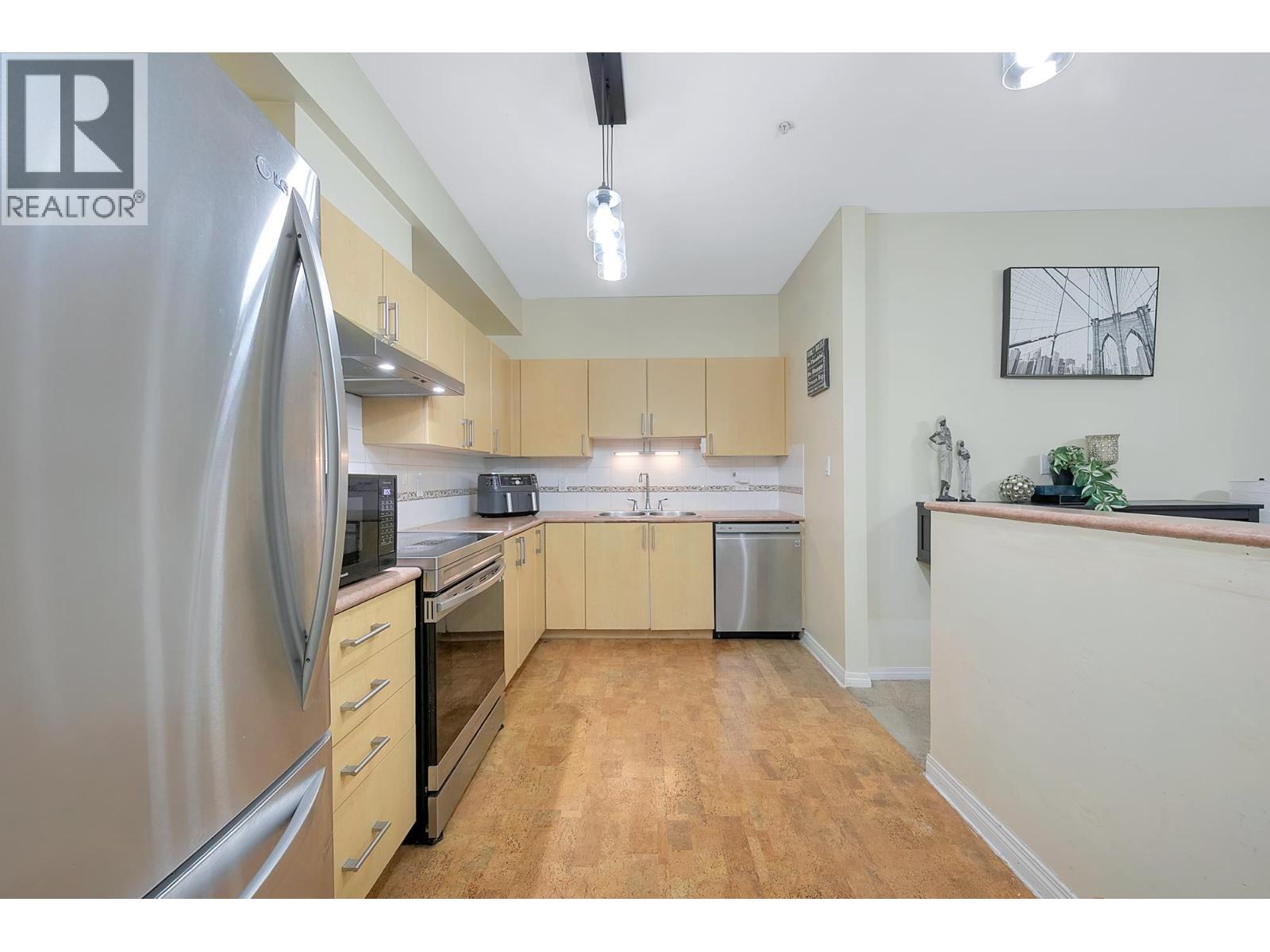 202 83 Star Crescent, New Westminster, British Columbia  V3M 6X8 - Photo 3 - R3084419