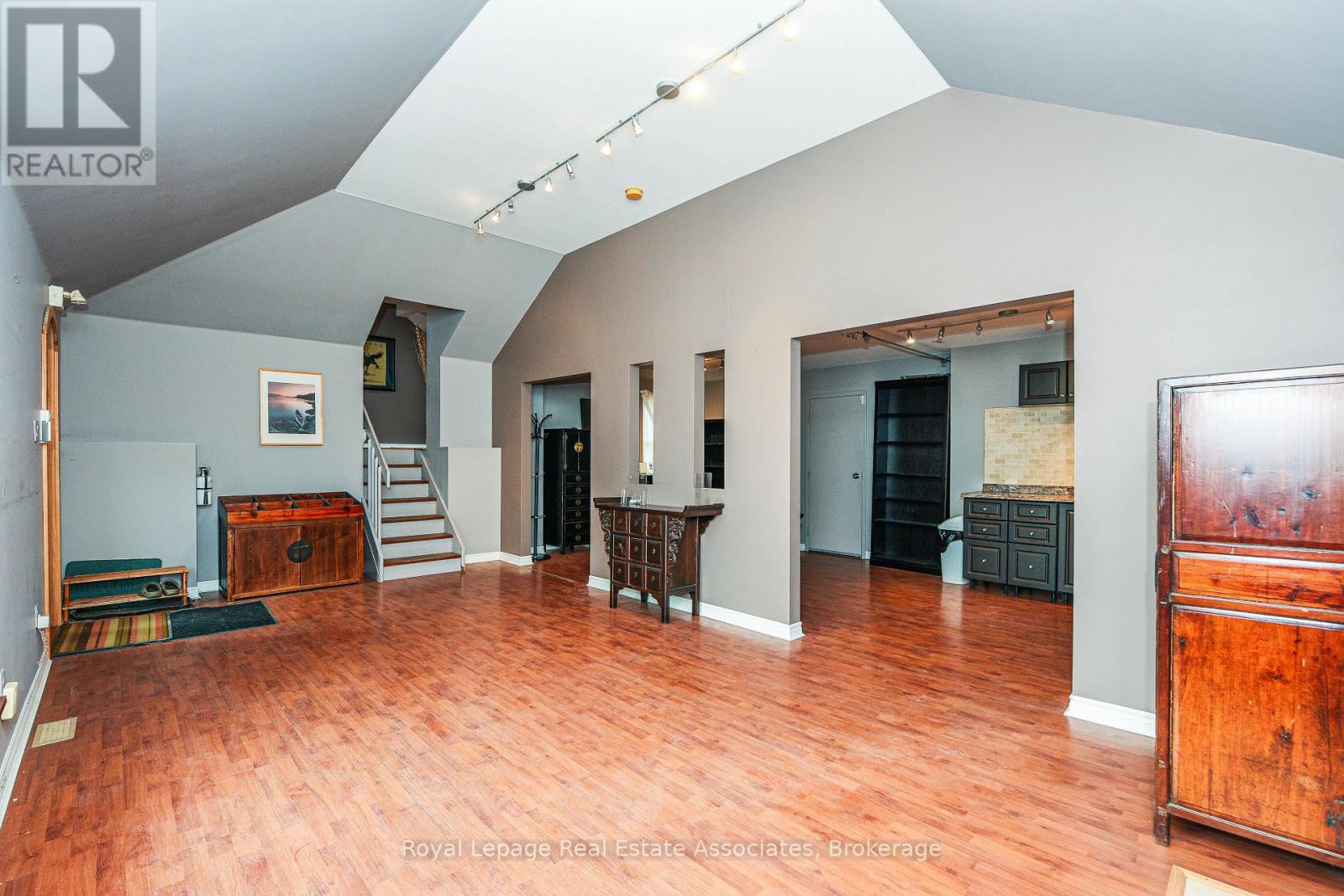 270 Lakeshore Road E, Mississauga, Ontario  L5G 1H1 - Photo 6 - W12590924