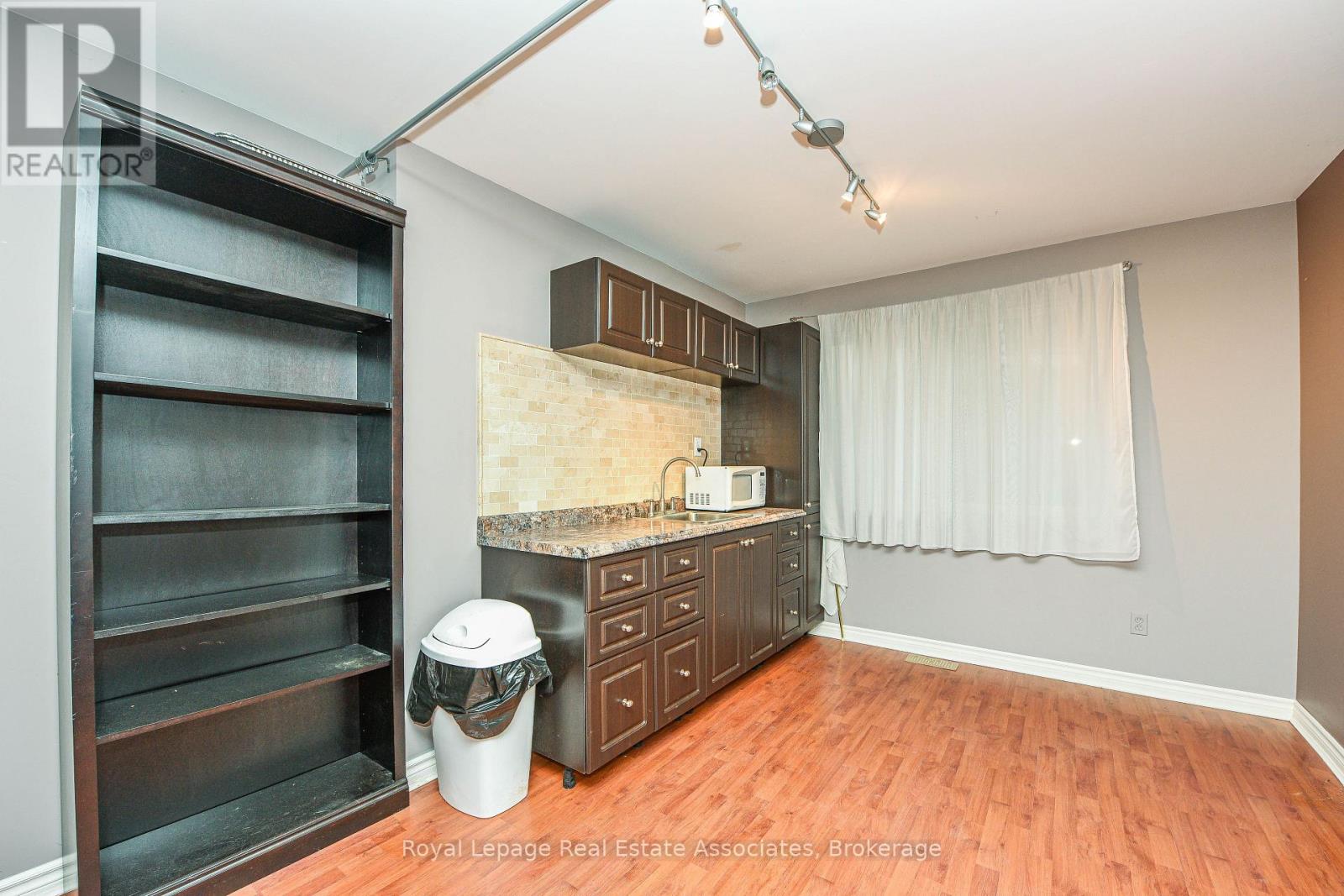 270 Lakeshore Road E, Mississauga, Ontario  L5G 1H1 - Photo 9 - W12590924