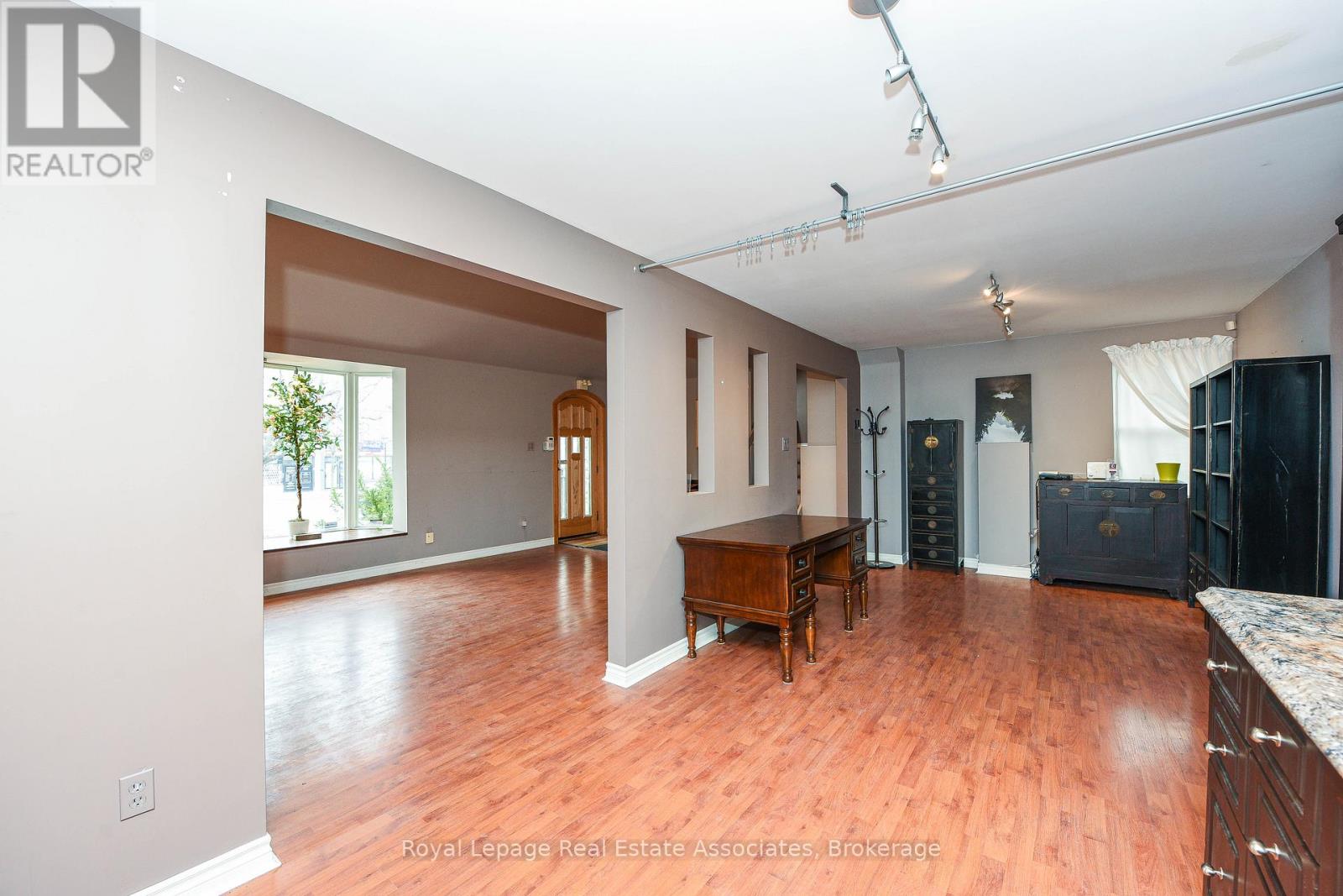 270 Lakeshore Road E, Mississauga, Ontario  L5G 1H1 - Photo 7 - W12590924