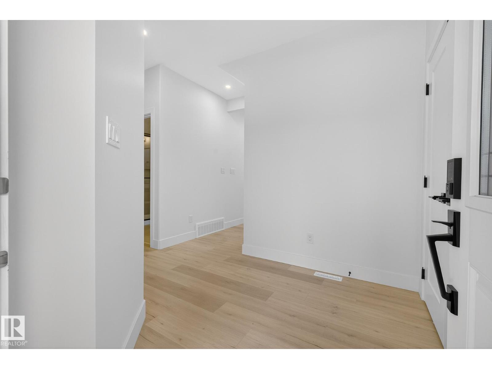 3306 Chickadee Dr Nw, Edmonton, Alberta  T5S 0V5 - Photo 2 - E4471352