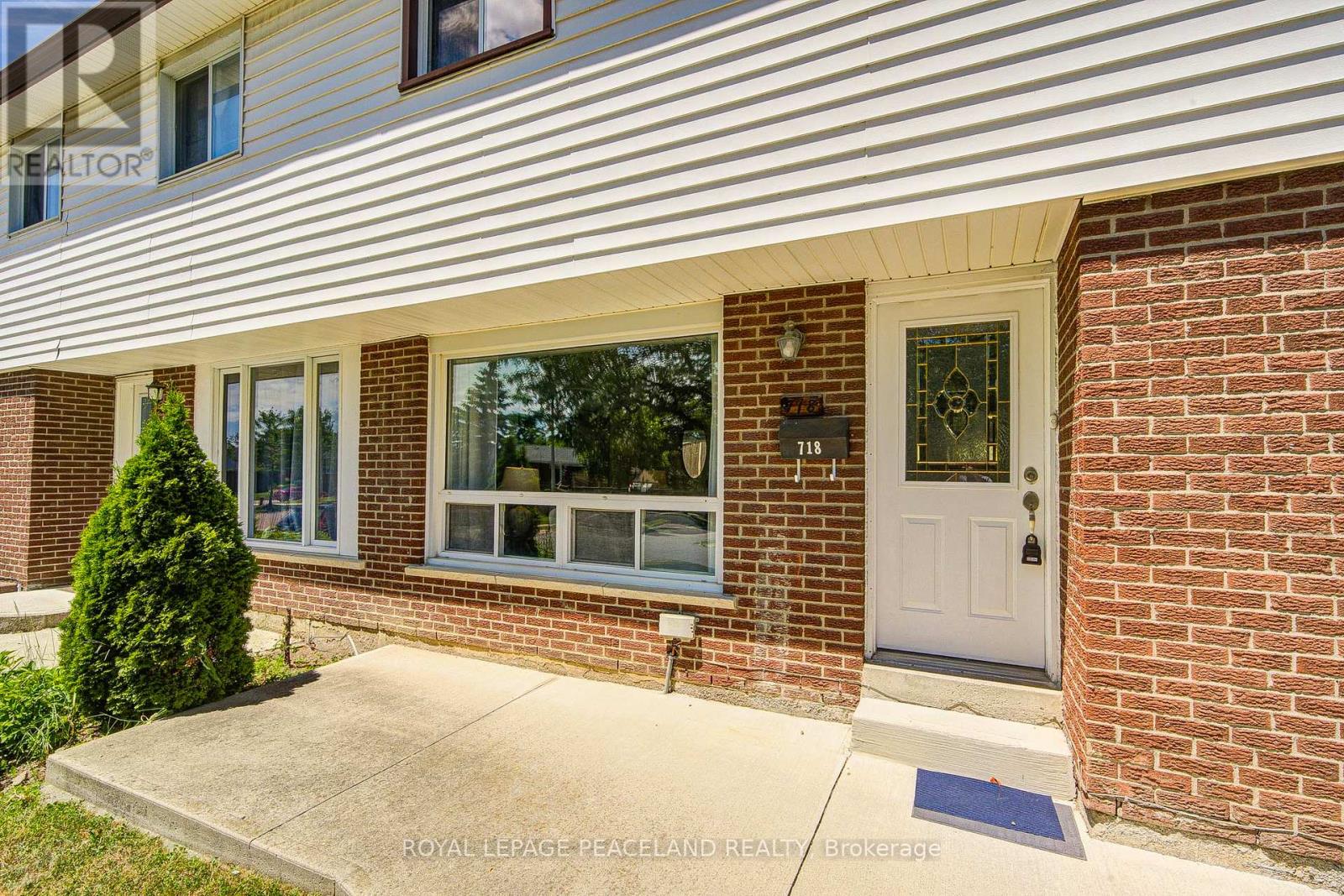 718 Eaglemount Crescent, Mississauga, Ontario  L5C 1N9 - Photo 2 - W12489576