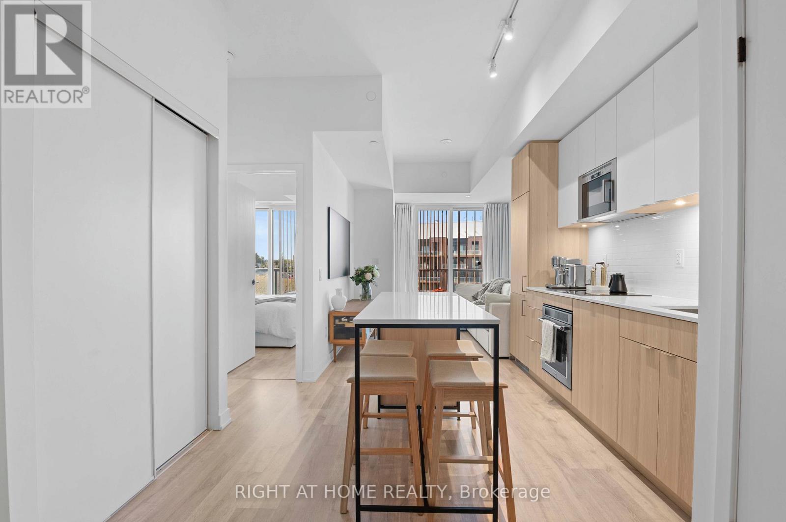 403 - 220 Missinnihe Way, Mississauga, Ontario  L5H 0A9 - Photo 1 - W12737694