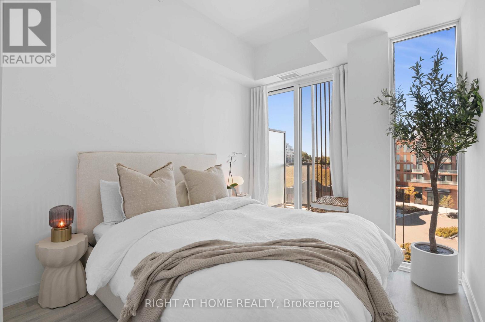 403 - 220 Missinnihe Way, Mississauga, Ontario  L5H 0A9 - Photo 2 - W12737694