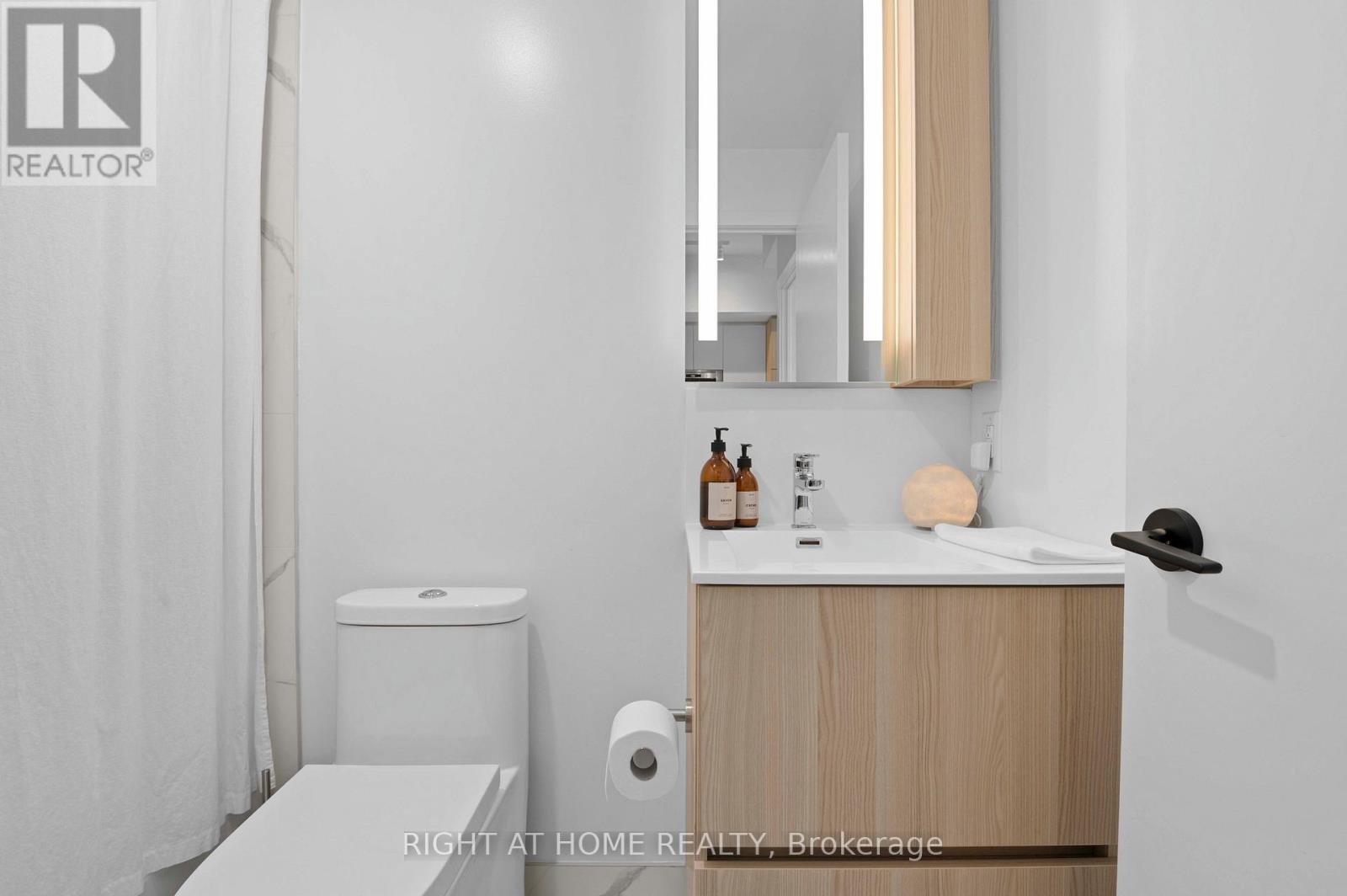 403 - 220 Missinnihe Way, Mississauga, Ontario  L5H 0A9 - Photo 3 - W12737694