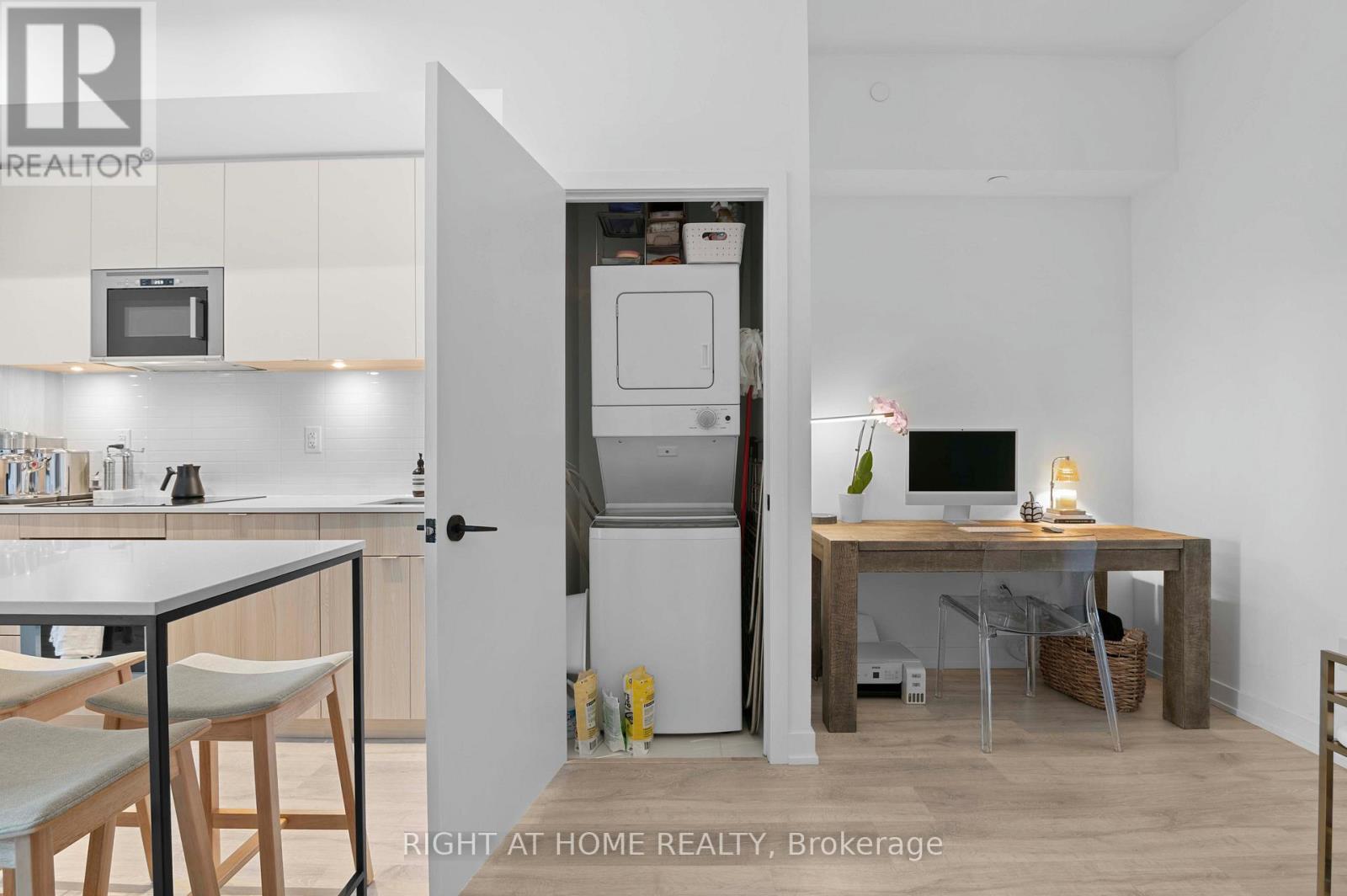 403 - 220 Missinnihe Way, Mississauga, Ontario  L5H 0A9 - Photo 9 - W12737694