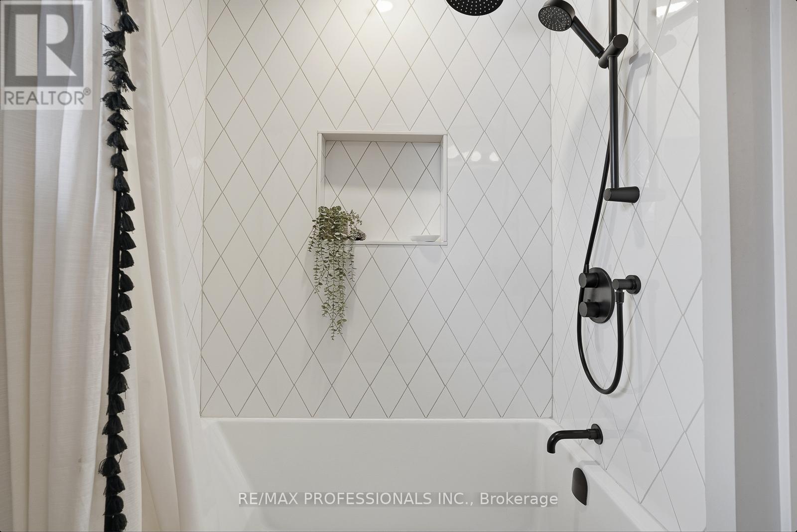 18 Treeview Drive, Toronto, Ontario  M8W 4B9 - Photo 20 - W12737740