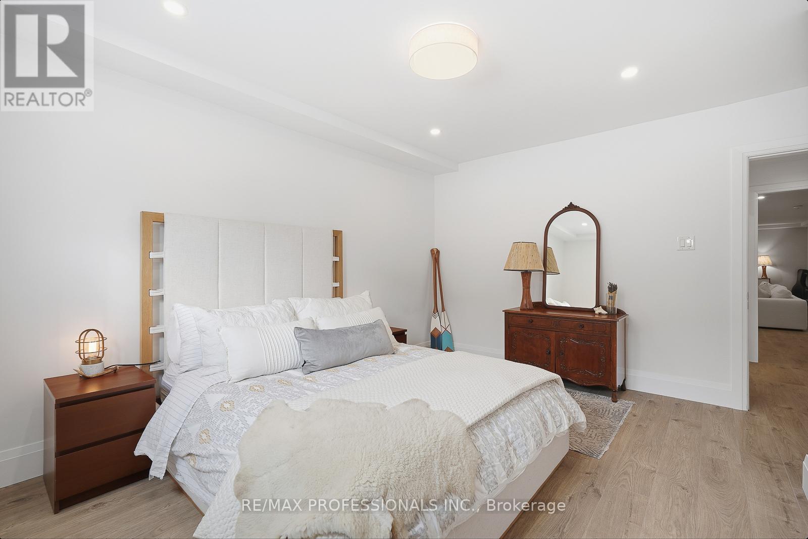 18 Treeview Drive, Toronto, Ontario  M8W 4B9 - Photo 38 - W12737740