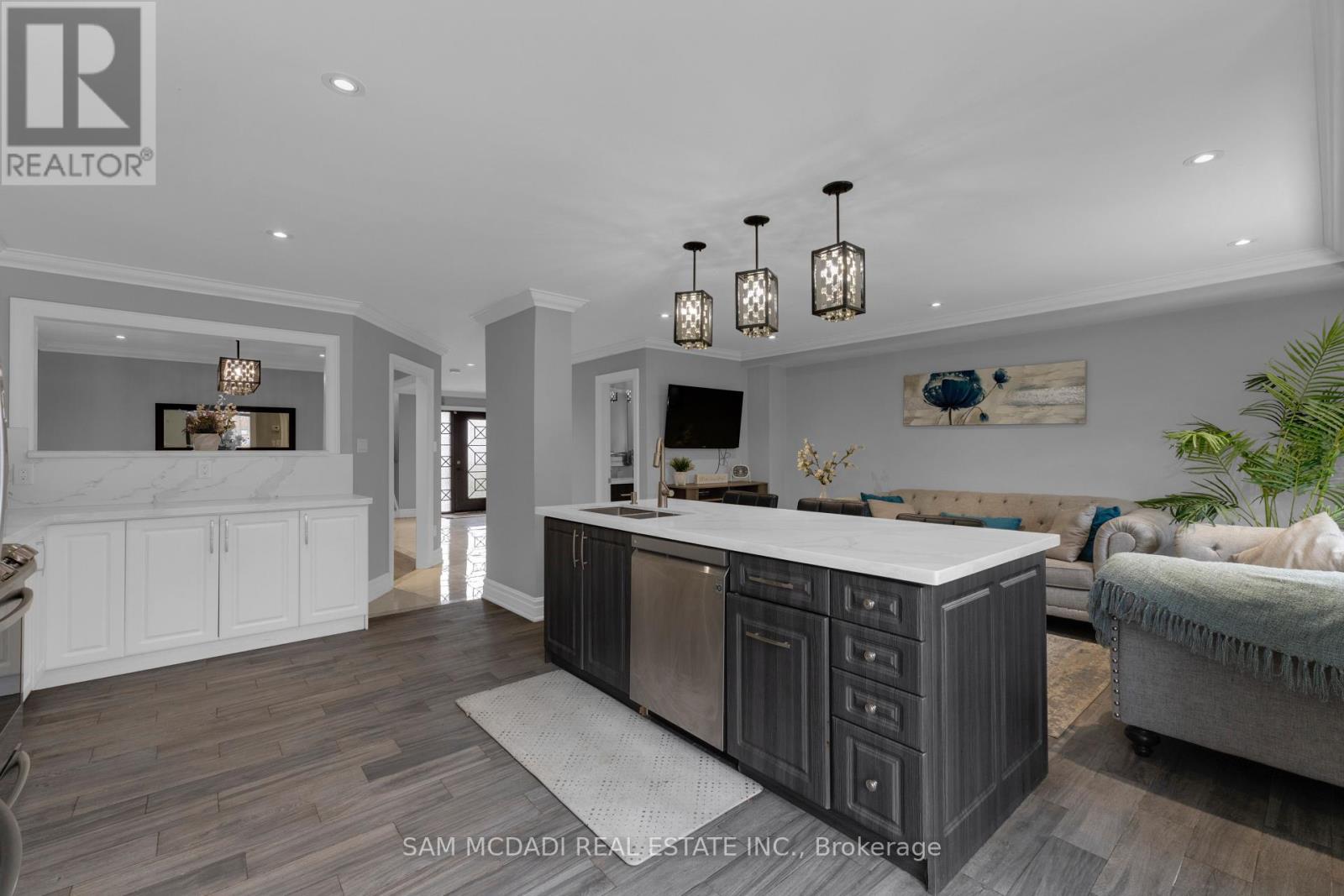 3722 Densbury Drive, Mississauga, Ontario  L5N 6Z1 - Photo 8 - W12737774