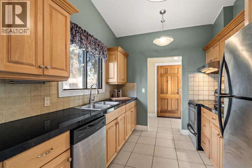 1343 Berkley Drive Nw, Calgary, Alberta  T3K 1T4 - Photo 12 - A2281545