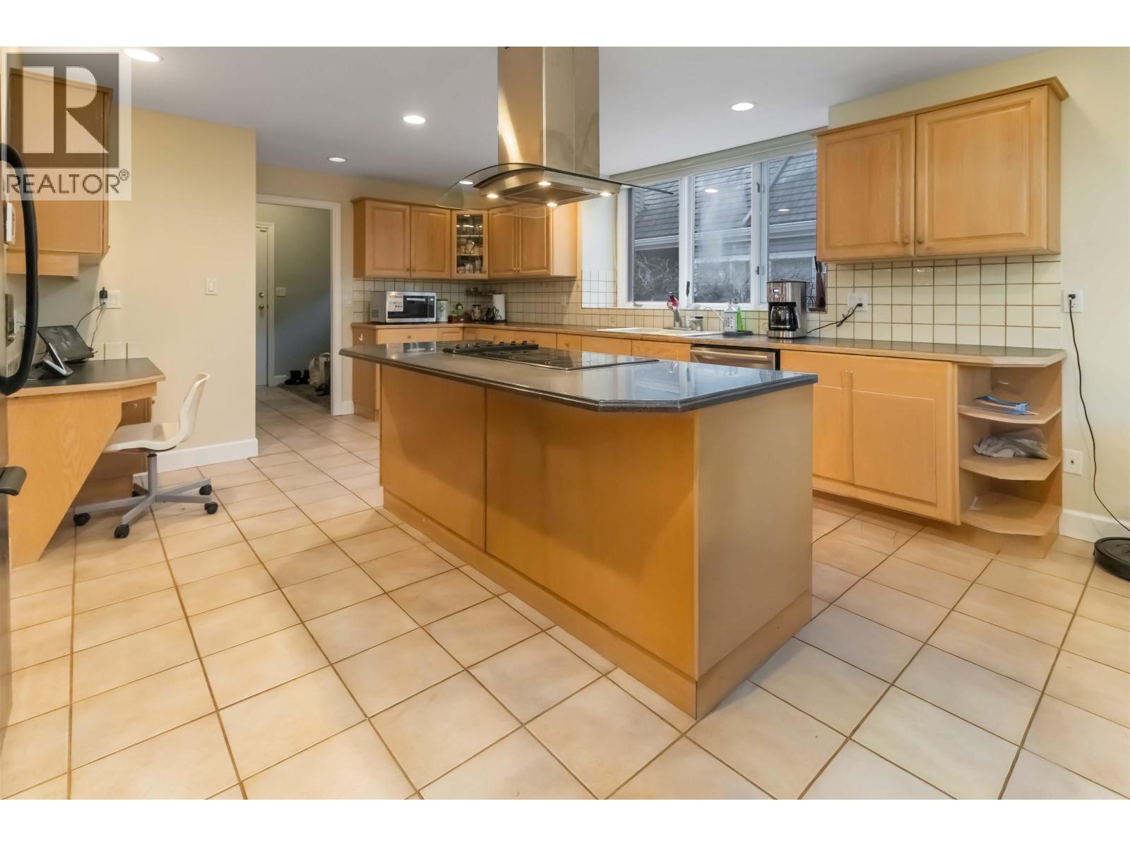 8405 Gillnet Place, Vancouver, British Columbia  V6P 6P7 - Photo 12 - R3084274