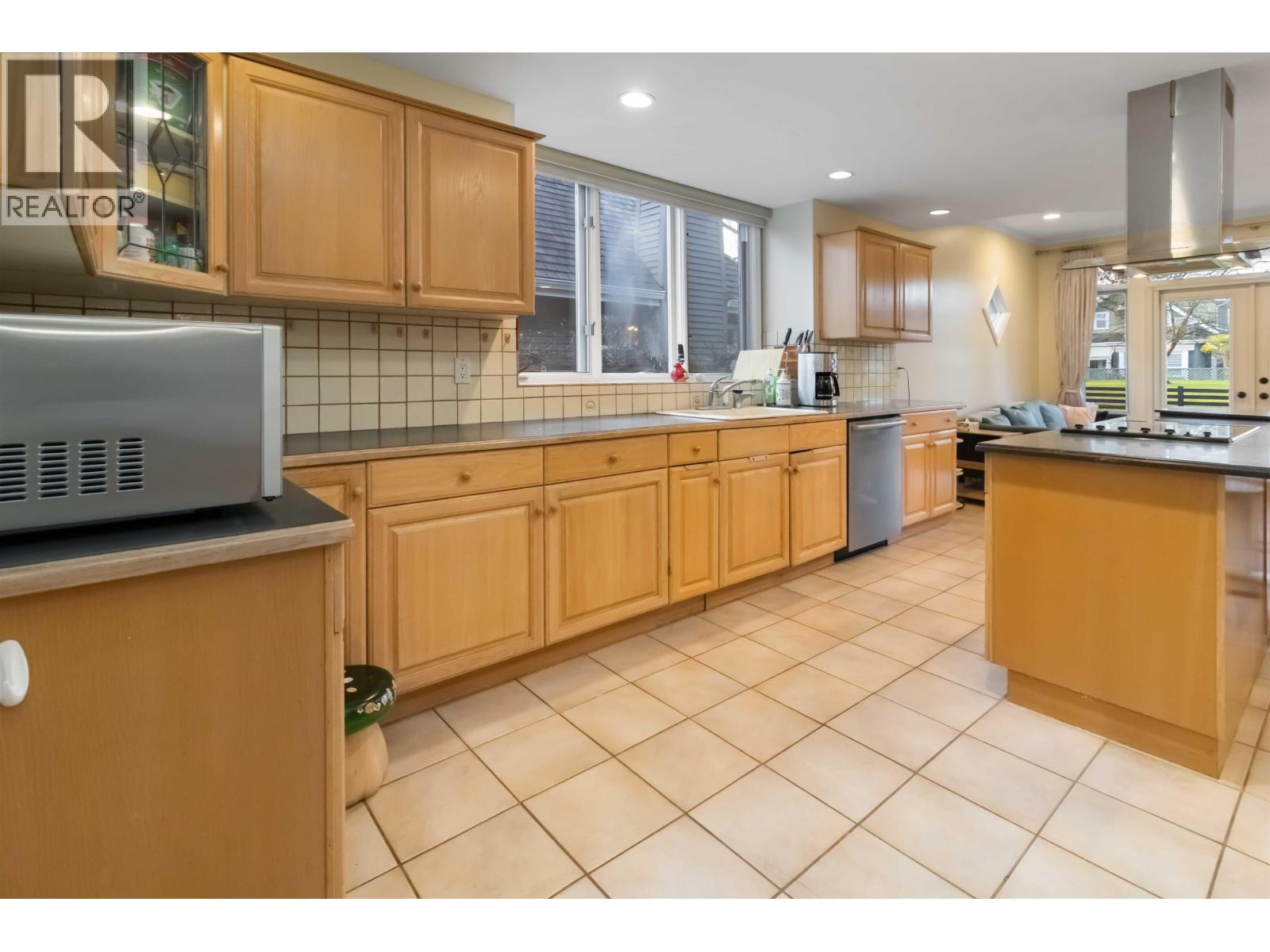 8405 Gillnet Place, Vancouver, British Columbia  V6P 6P7 - Photo 9 - R3084274