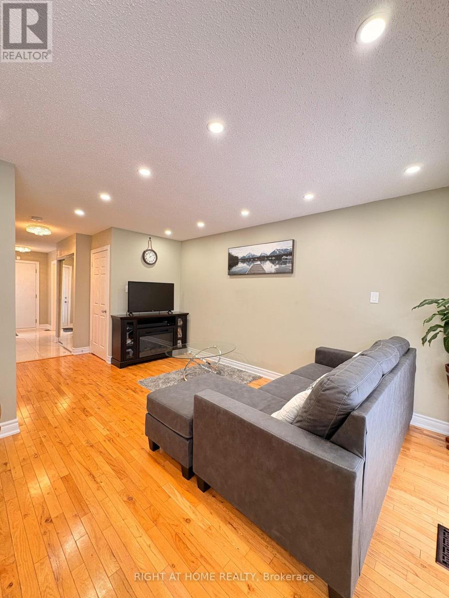 58 Teddington Crescent, Whitby, Ontario  L1R 1S5 - Photo 13 - E12719670