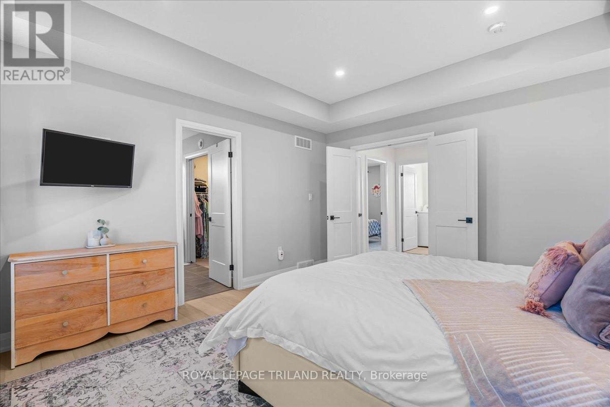 662 Ketter Way, Plympton-Wyoming, Ontario  N0N 1T0 - Photo 25 - X12550384