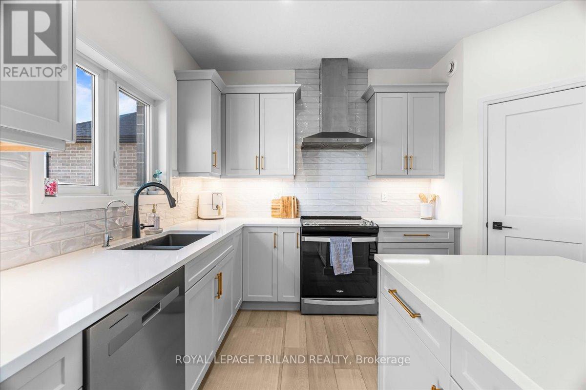 662 Ketter Way, Plympton-Wyoming, Ontario  N0N 1T0 - Photo 9 - X12550384