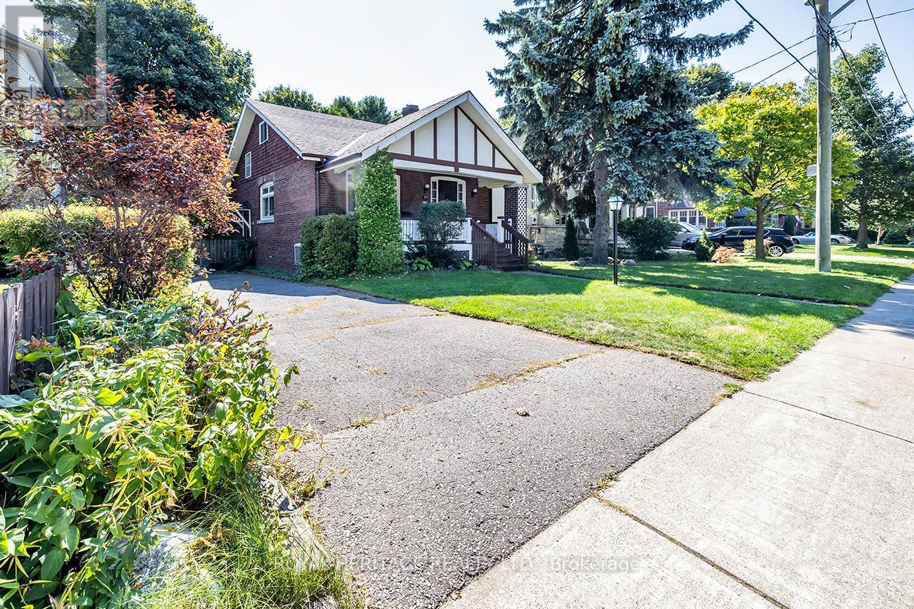 39 KELSONIA AVENUE, Toronto, Ontario