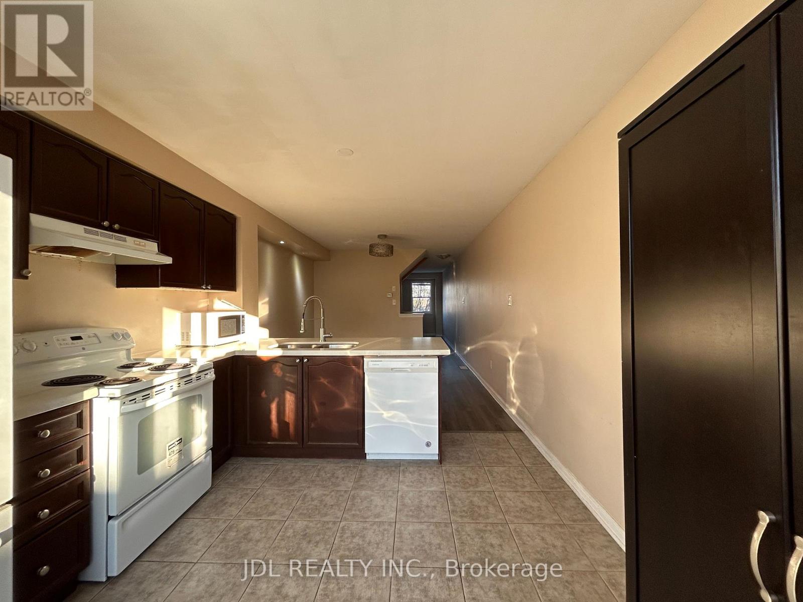 Entire Property - 233a Rouge River Dr Drive, Toronto, Ontario  M1B 6H2 - Photo 5 - E12737934