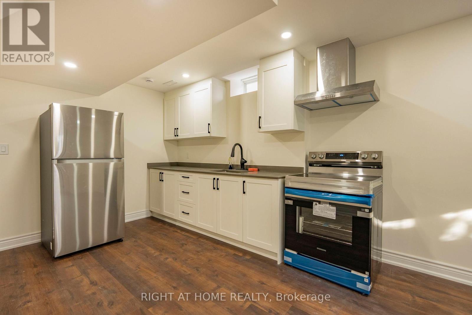 154 Bristol Road E, Mississauga, Ontario  L4Z 3V3 - Photo 3 - W12737952