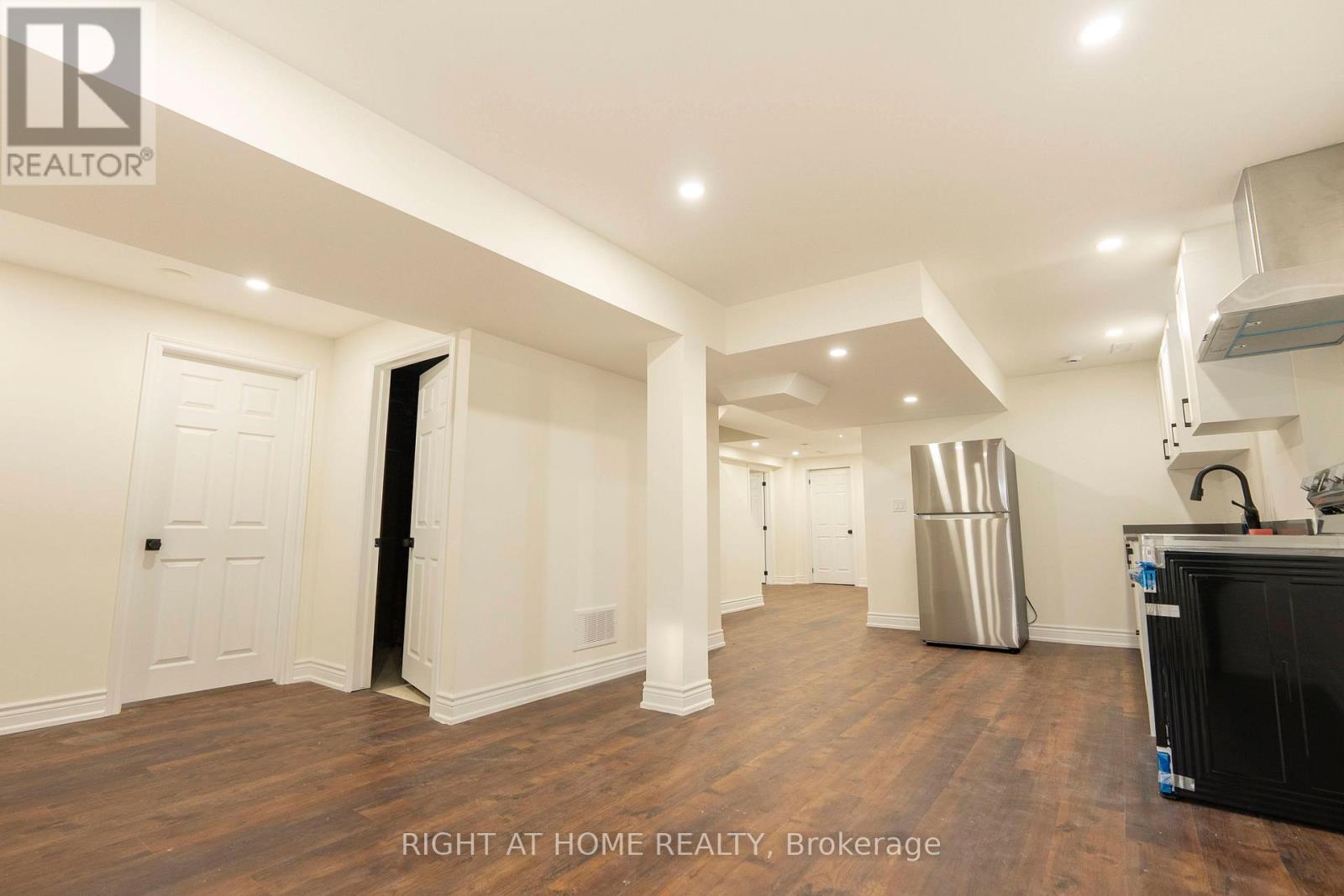 154 Bristol Road E, Mississauga, Ontario  L4Z 3V3 - Photo 4 - W12737952