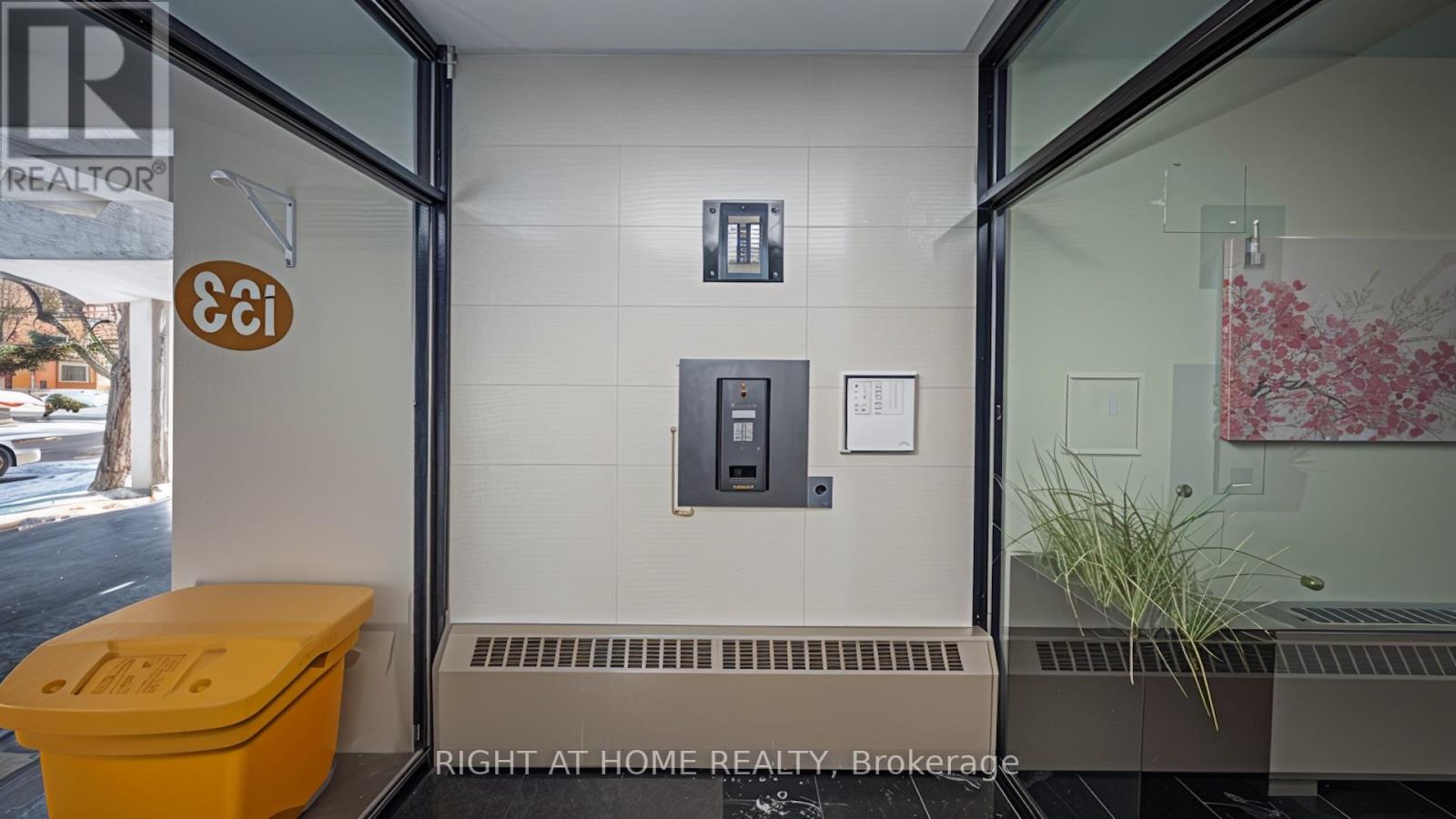 1002 - 133 Herkimer Street, Hamilton, Ontario  L8P 2H3 - Photo 4 - X12737884