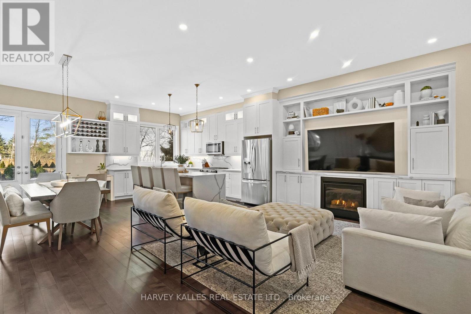 957 Eighth Street, Mississauga, Ontario  L5E 1R6 - Photo 2 - W12736306