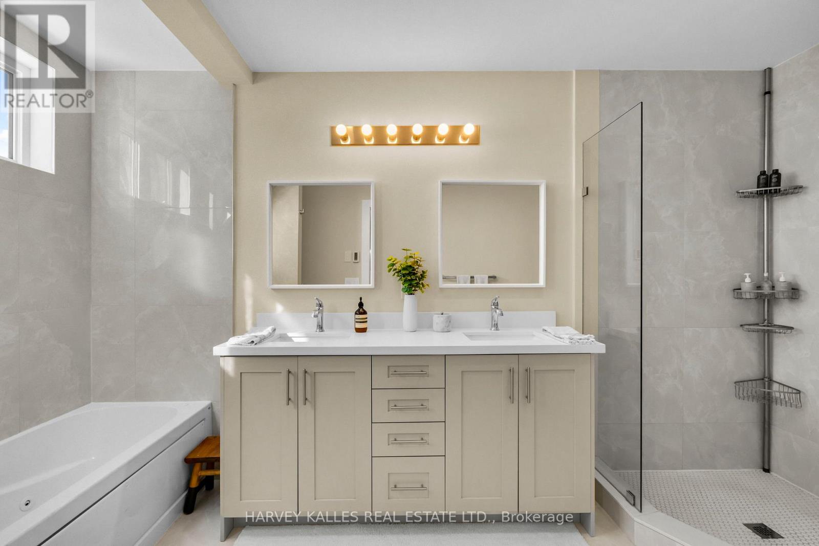 957 Eighth Street, Mississauga, Ontario  L5E 1R6 - Photo 31 - W12736306