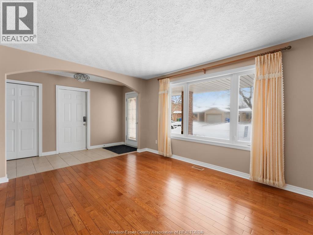 2167 Curry Avenue, Windsor, Ontario N9B 3X5 - Photo 5 - 26002090