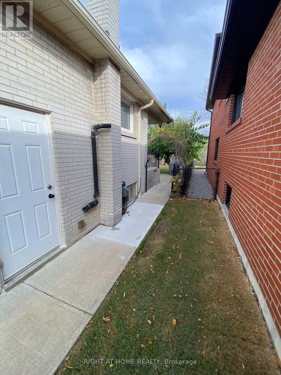 Lower - 3635 Bluestream Crescent, Mississauga, Ontario  L4Y 3S5 - Photo 2 - W12738024