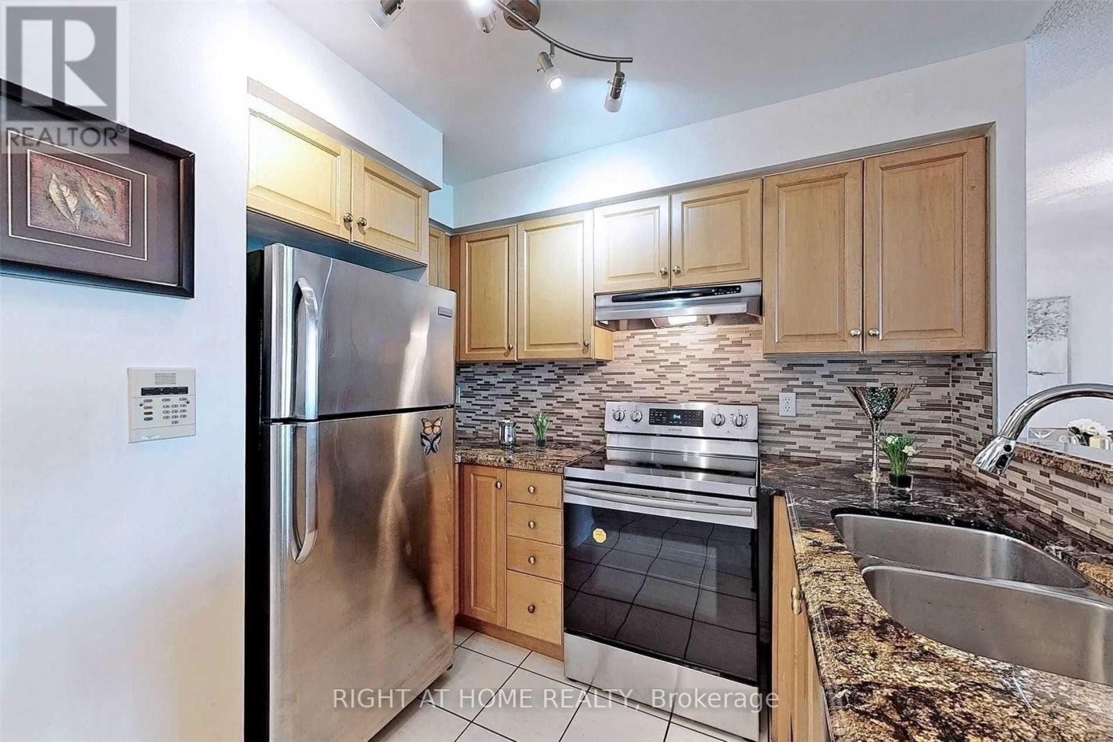 1601 - 7 Lorraine Drive, Toronto, Ontario  M2N 7H2 - Photo 16 - C12711558