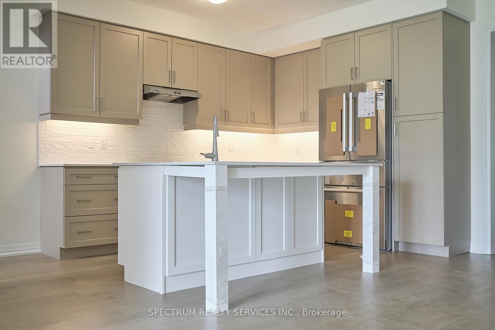 132 Adario Crescent, Vaughan, Ontario  L4H 4P7 - Photo 3 - N12554048