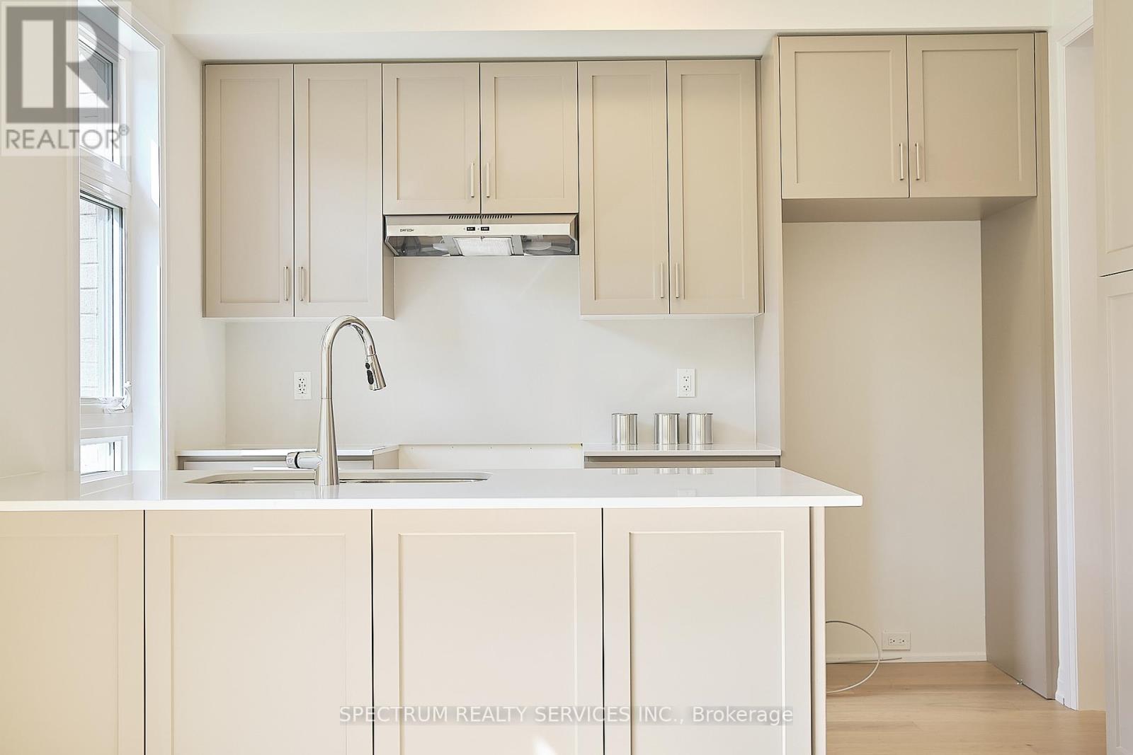 87 Adario Crescent, Vaughan, Ontario L4H 4P7 - Photo 2 - N12554060