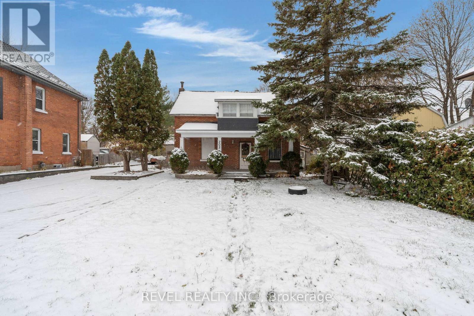 202 Bradford Street, Barrie (Lakeshore), Ontario  L4N 3B6 - Photo 3 - S12553878