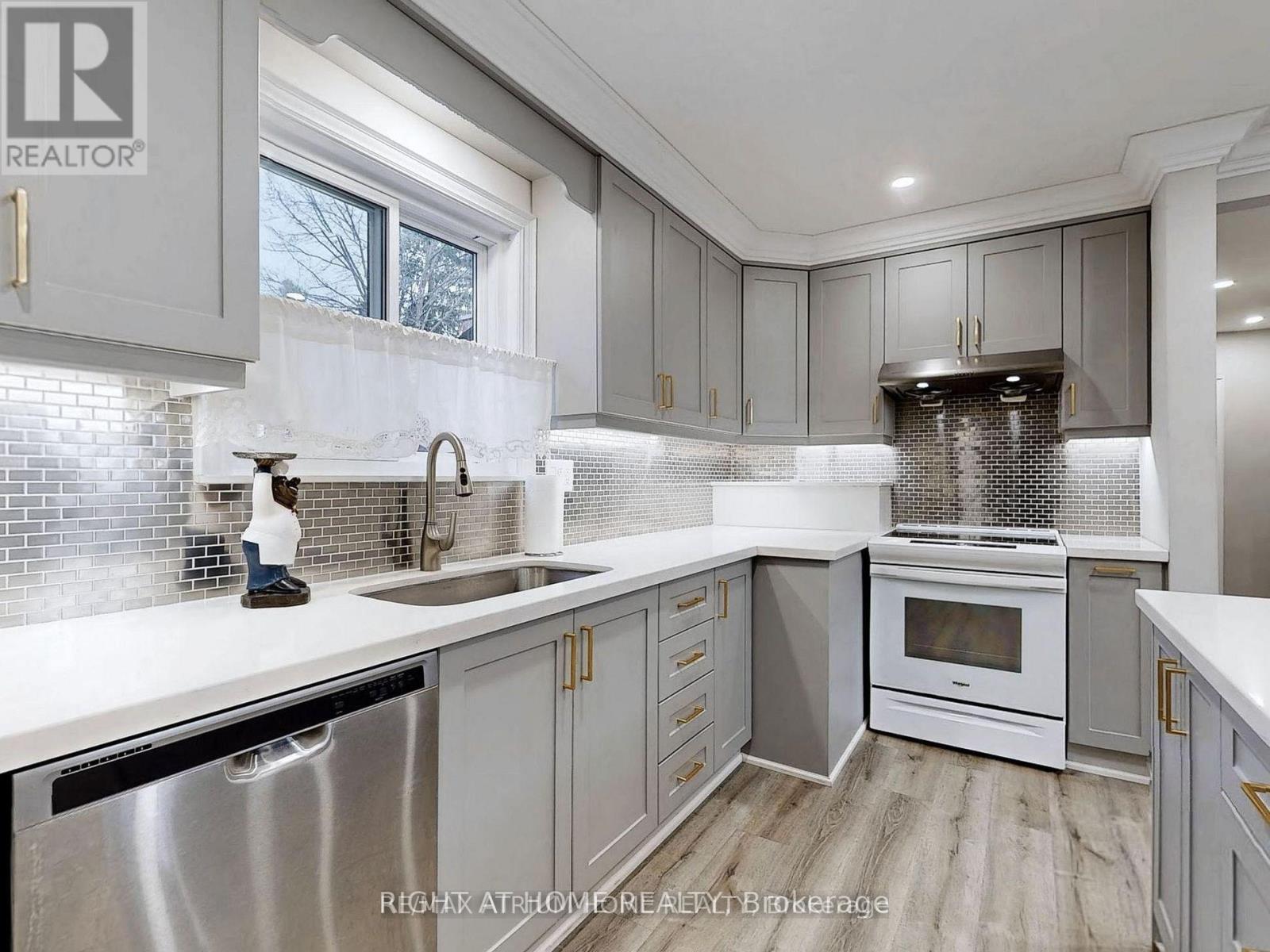 Main Floor - 347 Osiris Drive, Richmond Hill, Ontario  L4C 2P6 - Photo 10 - N12738212