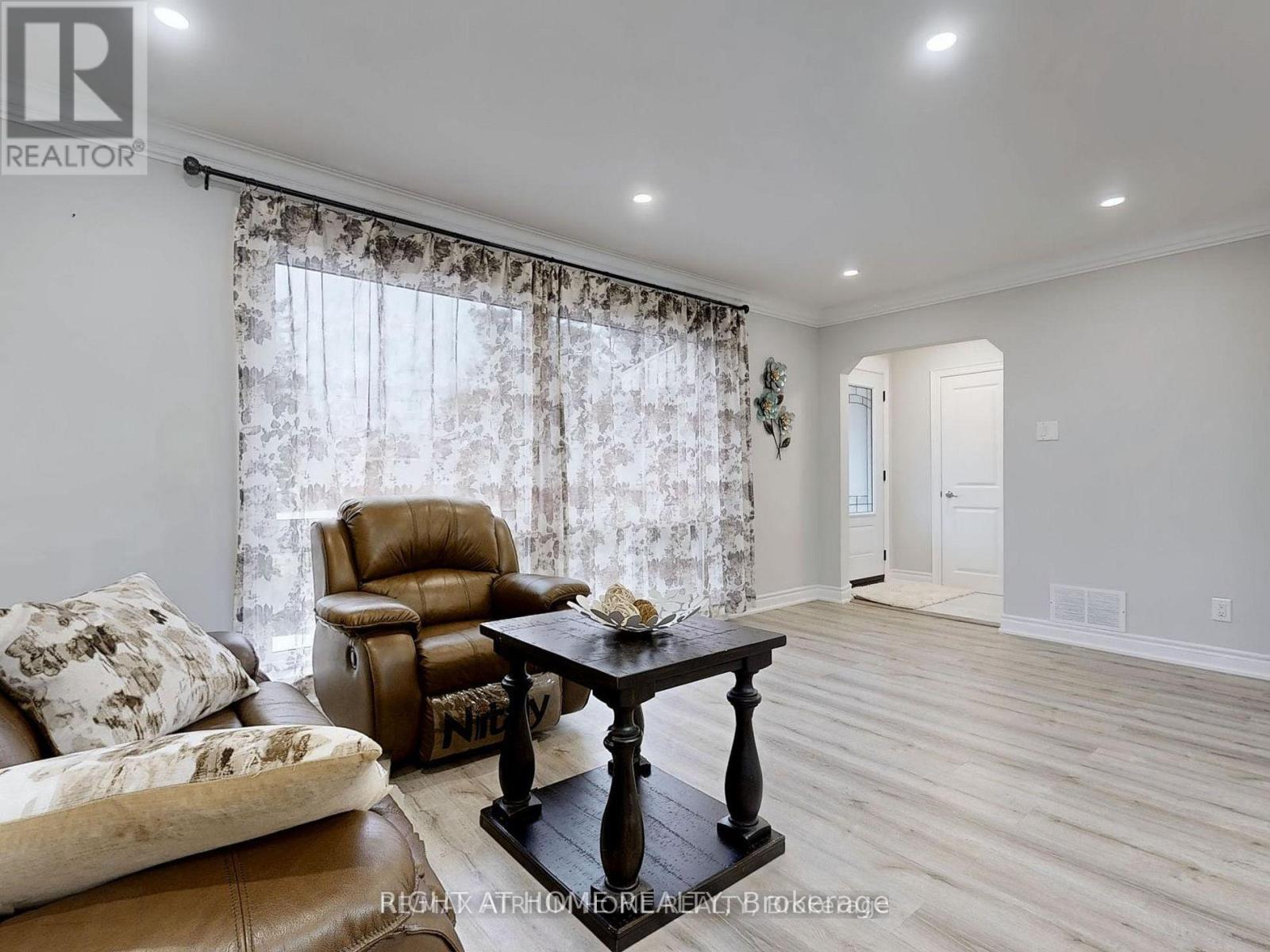 Main Floor - 347 Osiris Drive, Richmond Hill, Ontario  L4C 2P6 - Photo 6 - N12738212