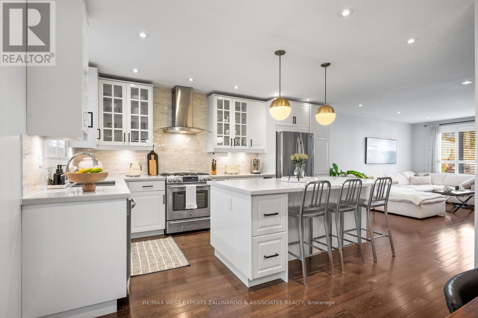 18 Smallwood Drive, Toronto, Ontario  M3M 1K8 - Photo 12 - W12487745