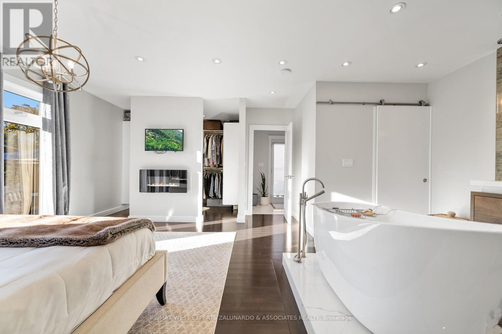 18 Smallwood Drive, Toronto, Ontario  M3M 1K8 - Photo 20 - W12487745