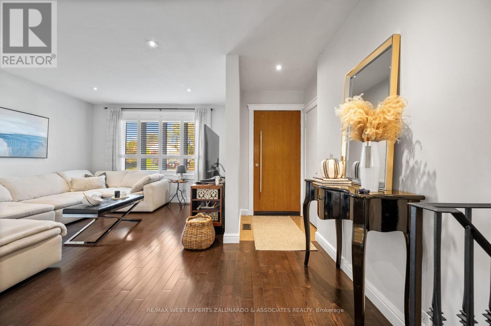 18 Smallwood Drive, Toronto, Ontario  M3M 1K8 - Photo 6 - W12487745