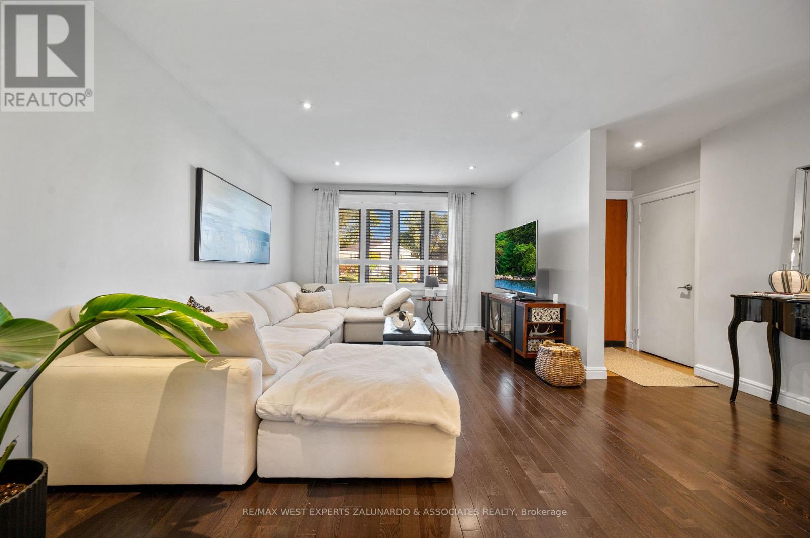 18 Smallwood Drive, Toronto, Ontario  M3M 1K8 - Photo 9 - W12487745