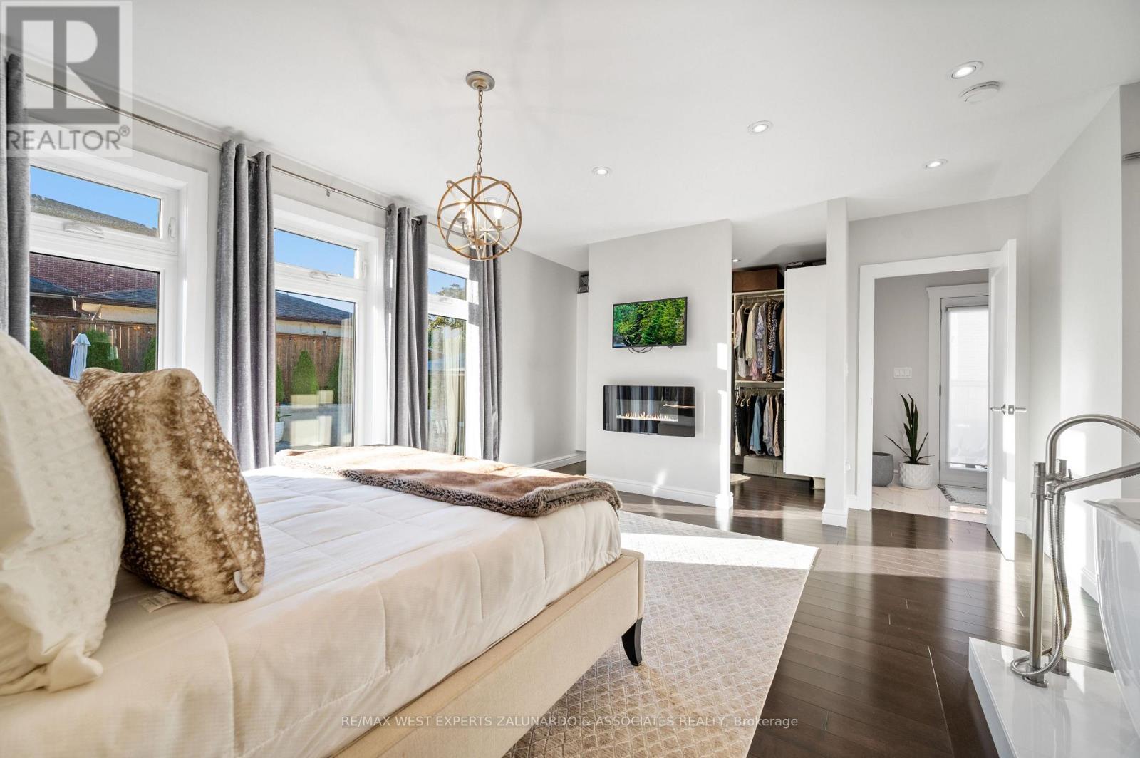 18 Smallwood Drive, Toronto, Ontario  M3M 1K8 - Photo 25 - W12487745