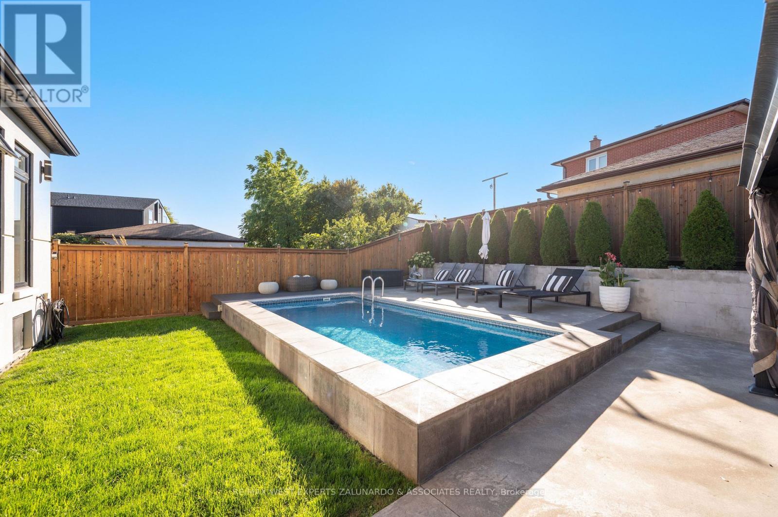 18 Smallwood Drive, Toronto, Ontario  M3M 1K8 - Photo 42 - W12487745