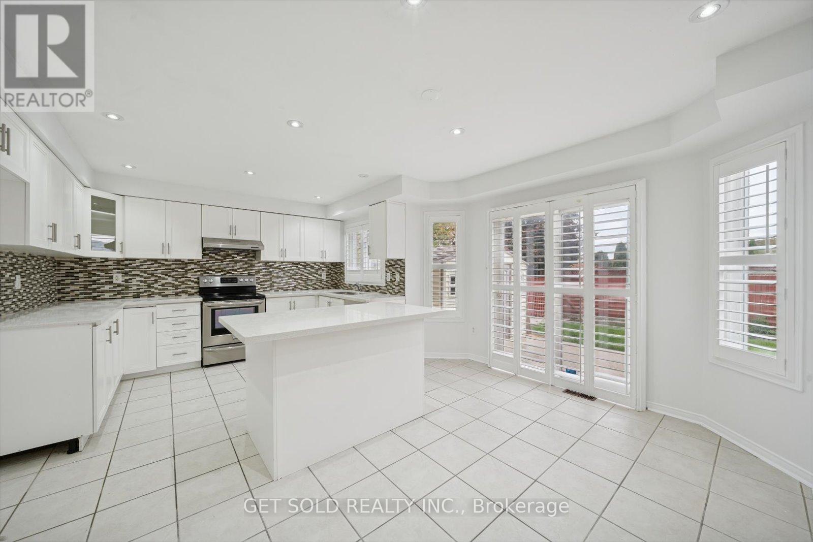 36 Field Thistle Drive, Brampton, Ontario  L6R 3A8 - Photo 8 - W12488016