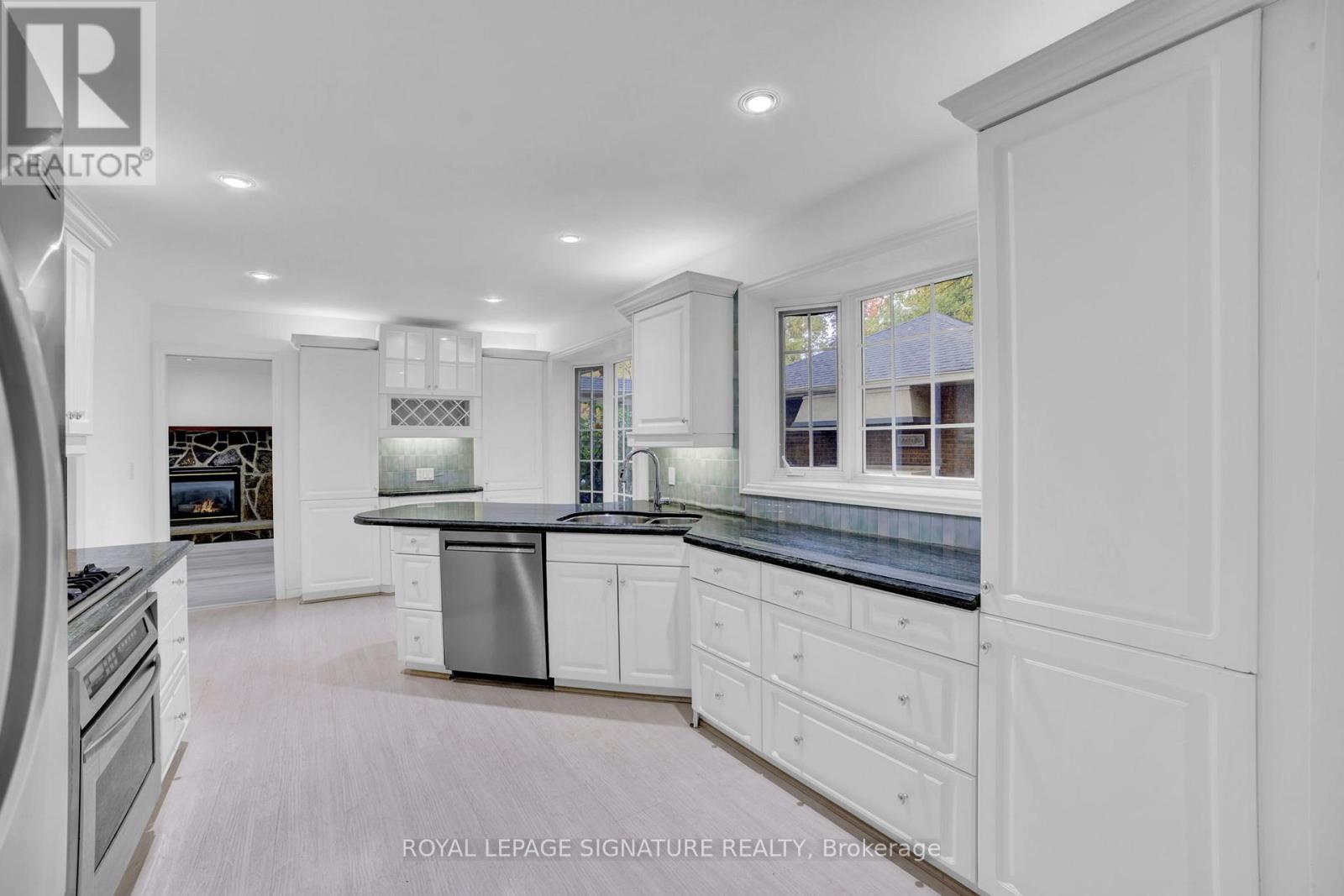 312 Dalewood Drive, Oakville, Ontario  L6J 4P5 - Photo 13 - W12488364