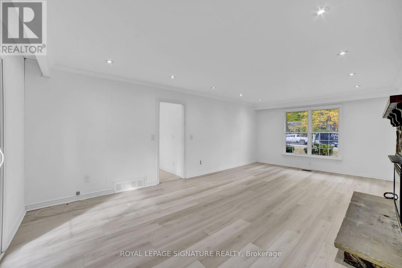 312 Dalewood Drive, Oakville, Ontario  L6J 4P5 - Photo 8 - W12488364