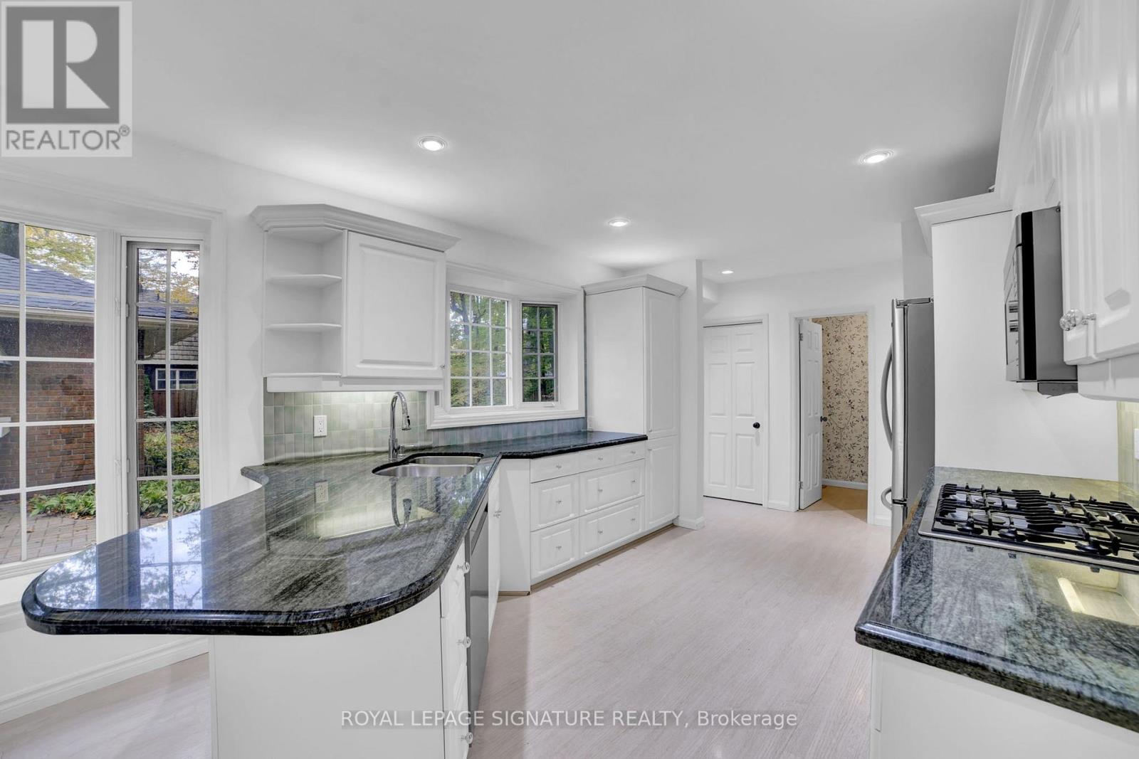 312 Dalewood Drive, Oakville, Ontario  L6J 4P5 - Photo 11 - W12488364